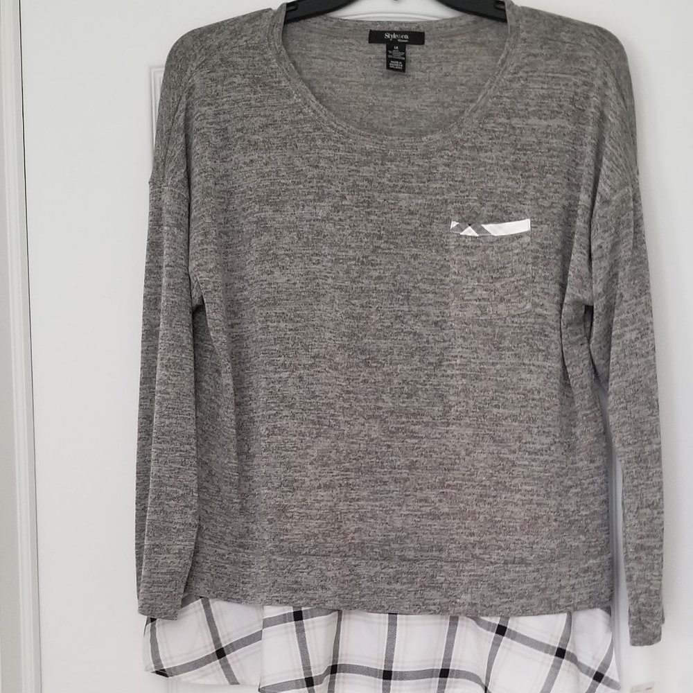 Style and co. Woman.  Gray Top with coordinating hem. Size 1X